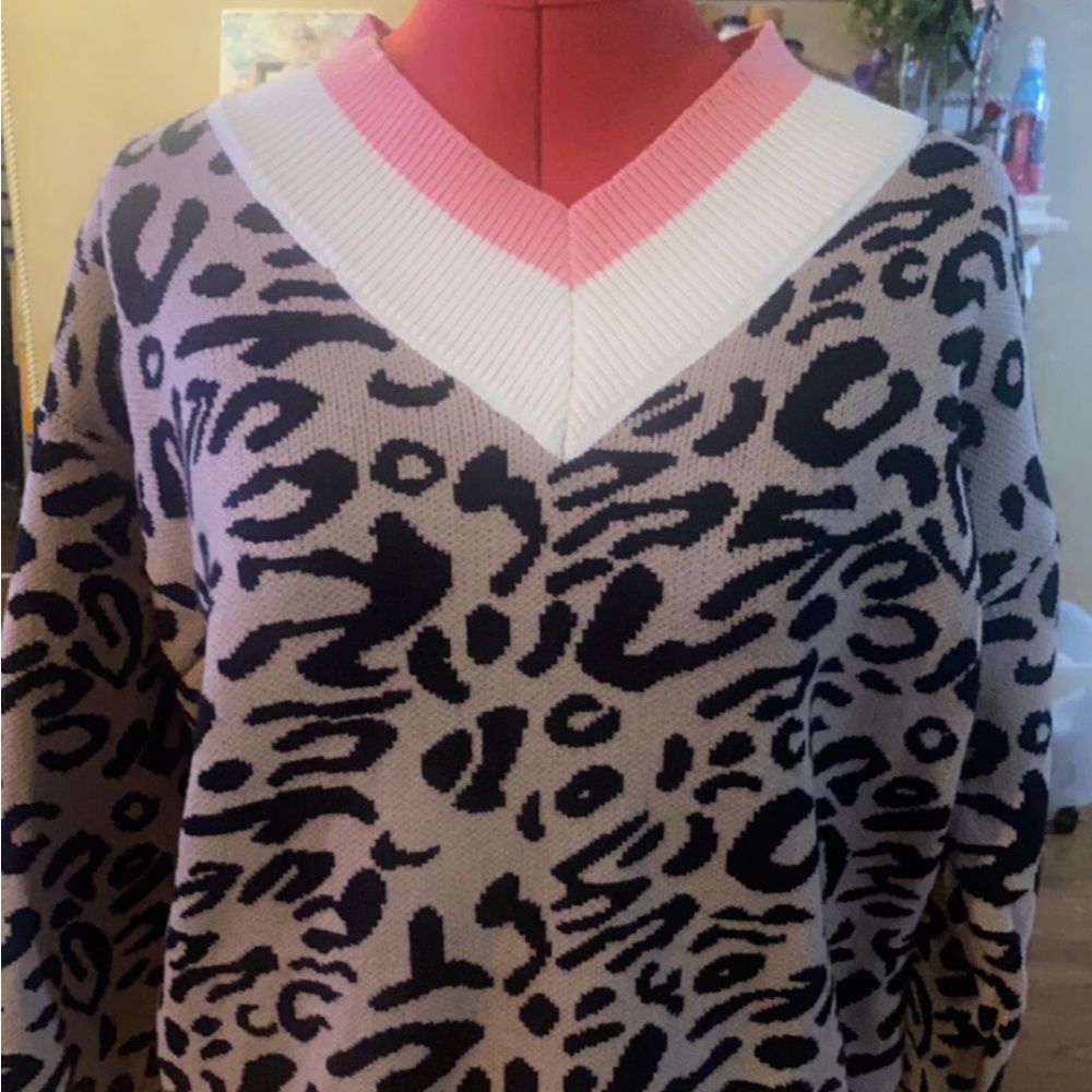 New- leopard printed V-neck sweater. Size M